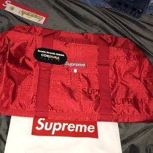 SUPREME DUFFLE SS19B7